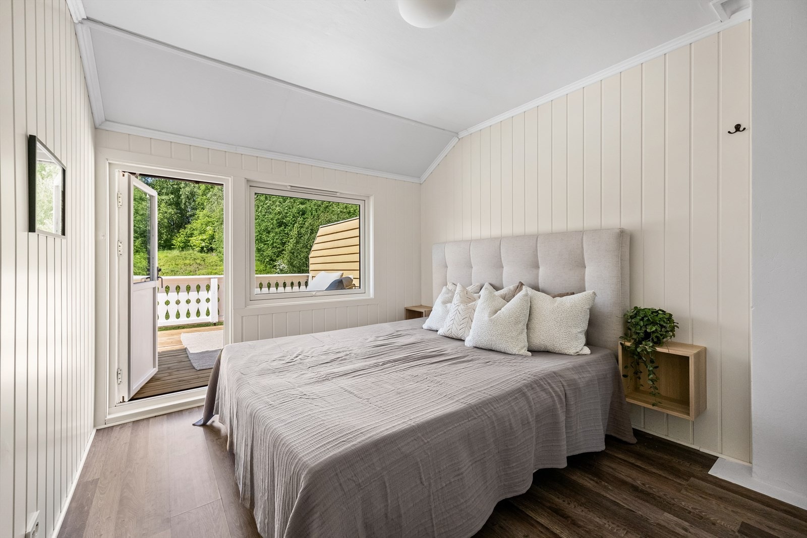 Hovedsoverom i 2. etasje med utgang til vestvendt terrasse Galleribilde