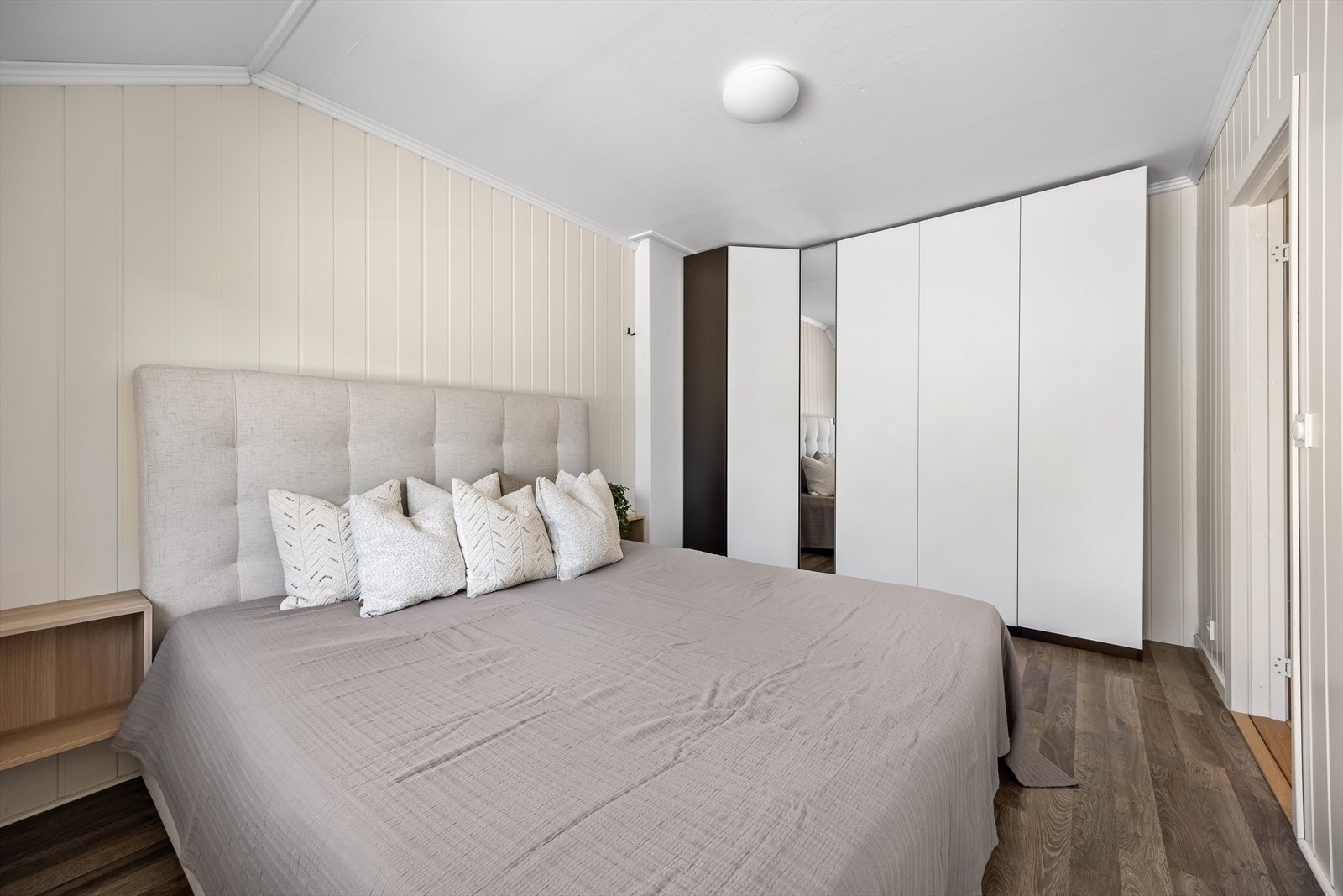 Garderobeskapet på soverommet medfølger handelen Galleribilde