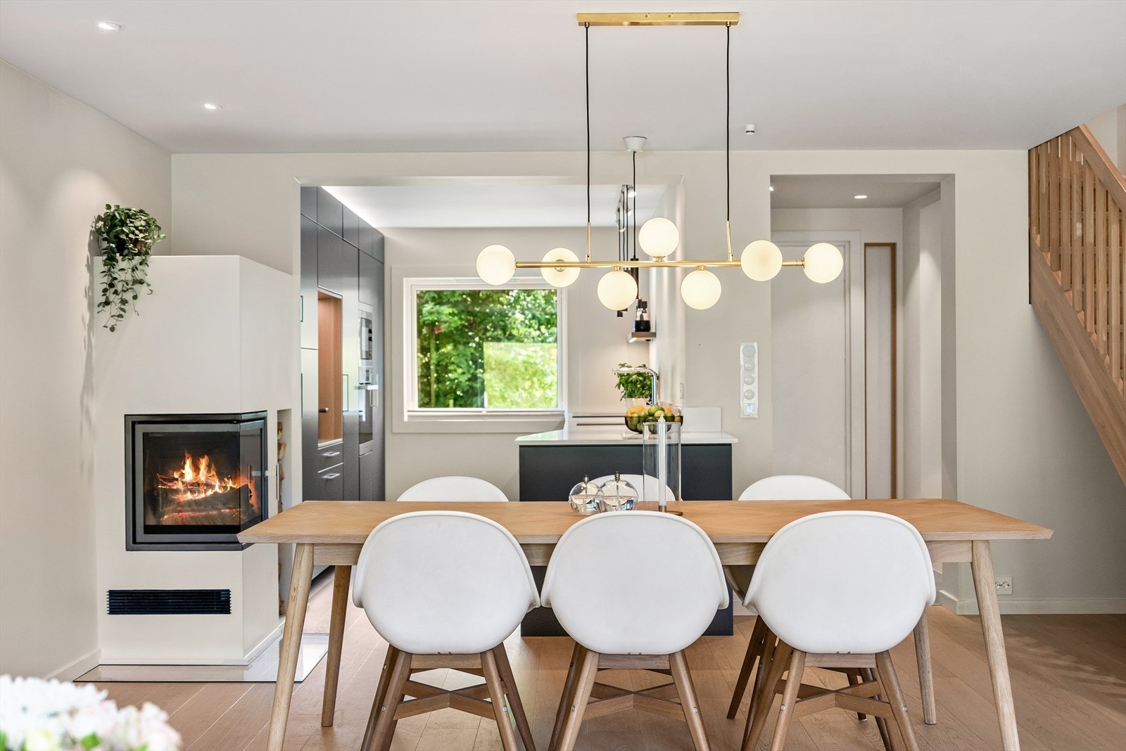 Det ble montert ny peis i 2021. I tillegg er det varmepumpe i begge etasjene Galleribilde