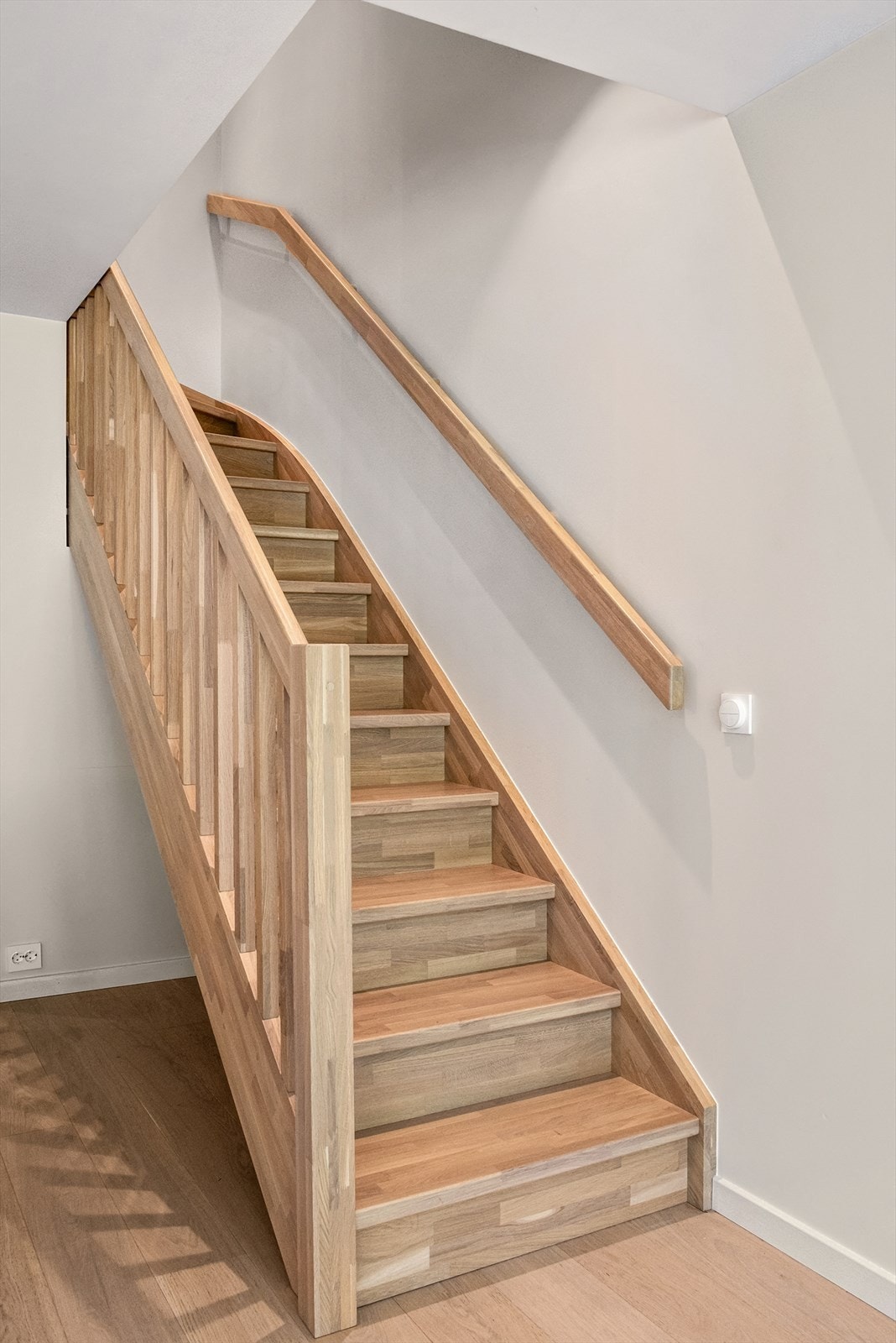 I underetasjen finner du en hybel på 37 kvm med stue/kjøkken, baderom og bod Galleribilde