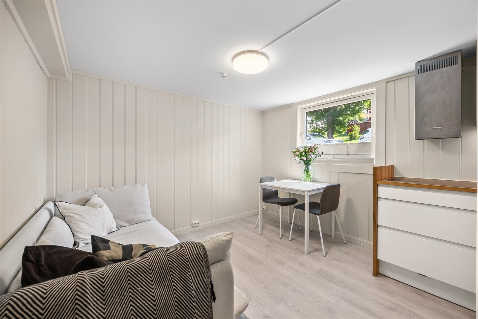 I underetasjen er det lagt varmefolie i stue/kjøkken og i bod. Samt gjort ekstra tiltak mtp lydisolering i taket Galleribilde