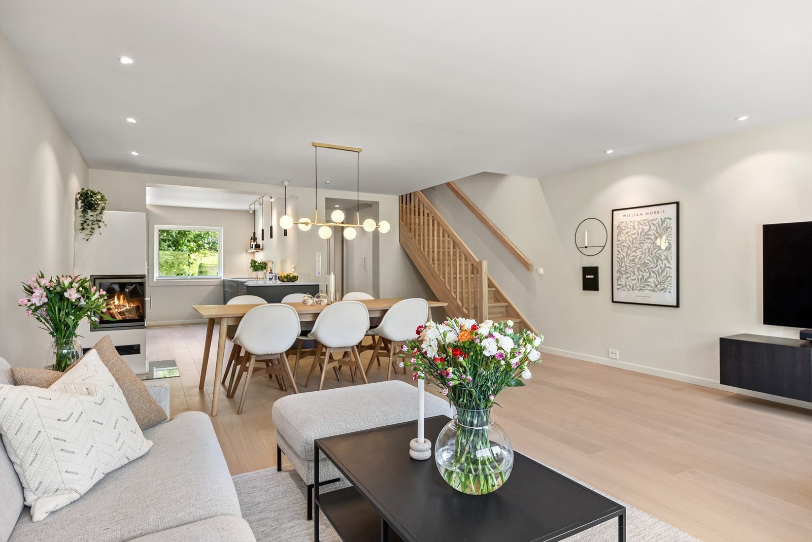 I stue/kjøkken i 1. etasje er det lagt en pen 1-stavs eikeparkett med varmefolie under Galleribilde