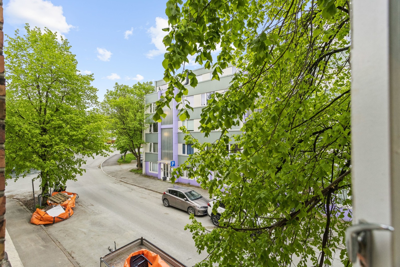 Leiligheten har en utrolig praktisk beliggenhet like ved busstopp med hyppige avganger. Galleribilde