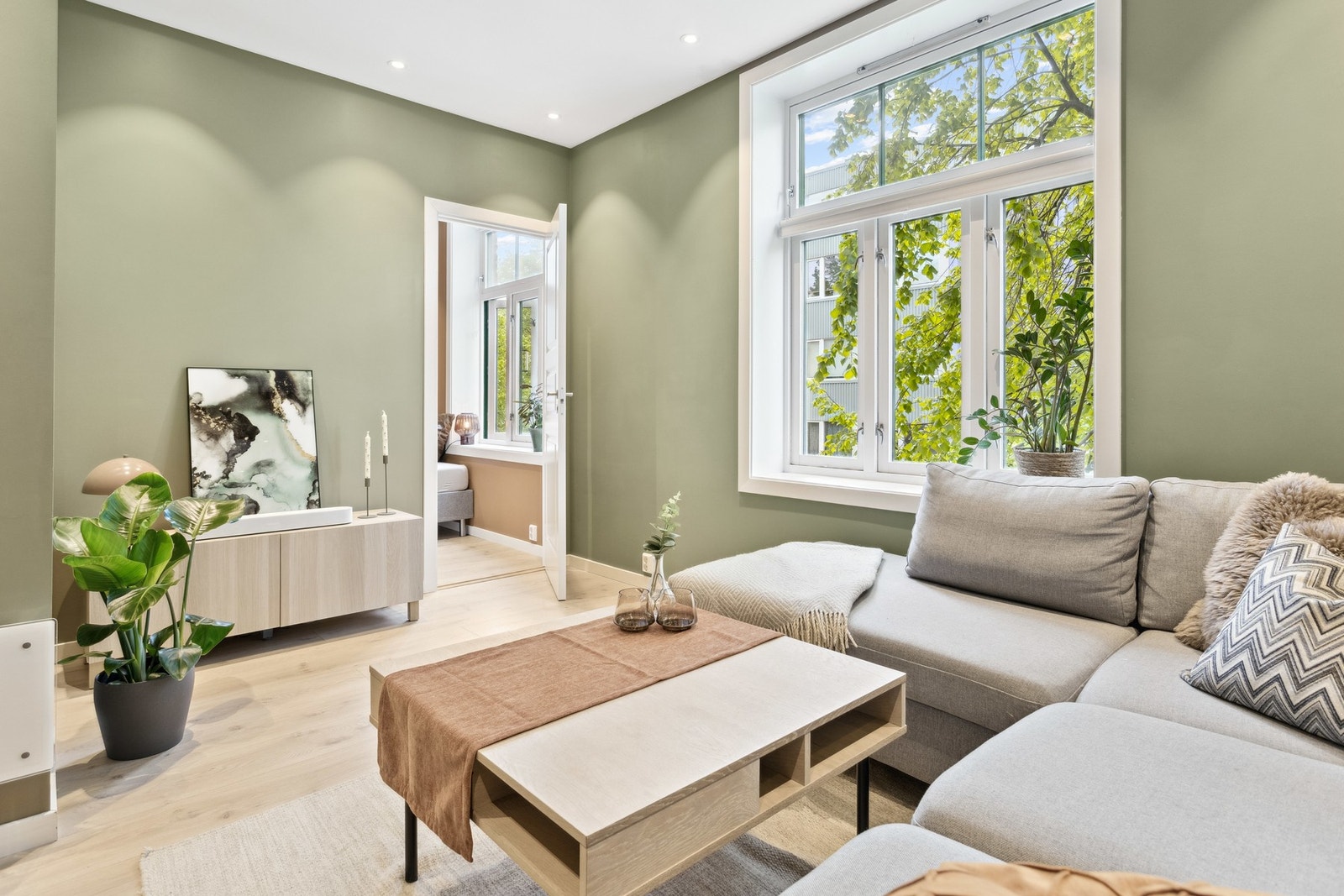 Leiligheten har separat stue og kjøkken, samt et soverom, bad og vaskerom. Galleribilde