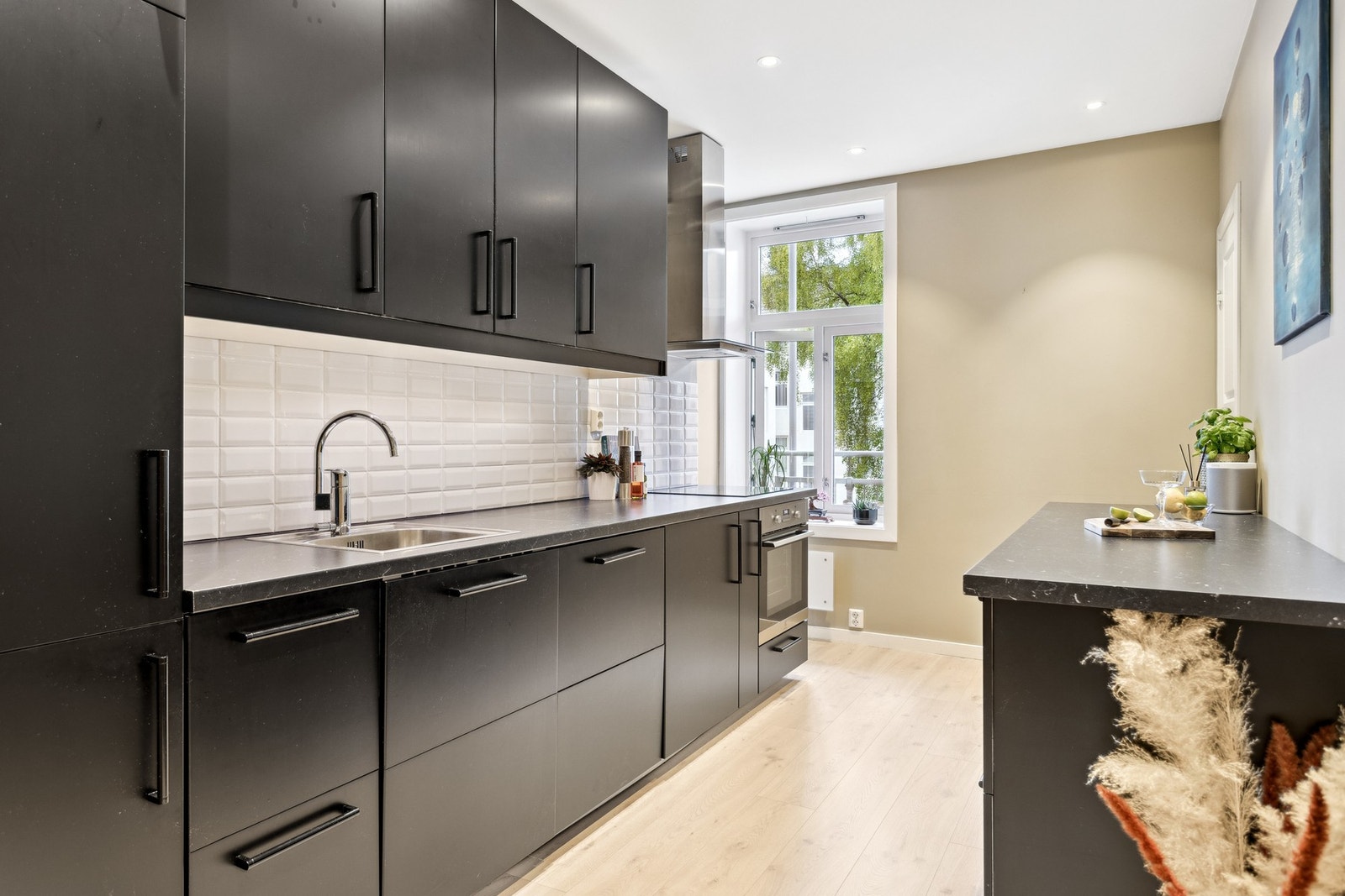 Praktisk og fint IKEA kjøkken fra 2016. Galleribilde