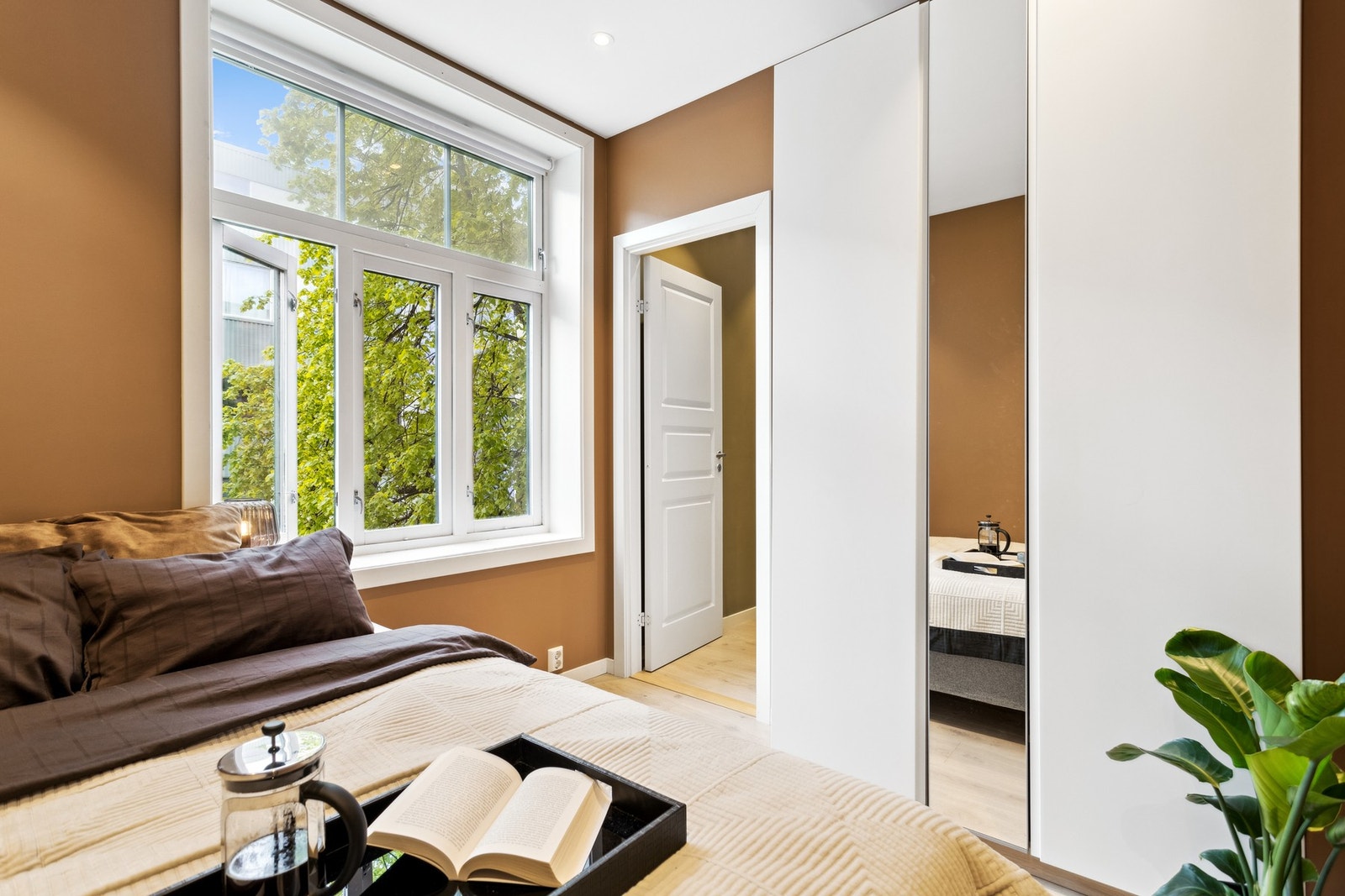 Soverommet har inngang fra stuen og er godt innredet med skapplass. Galleribilde