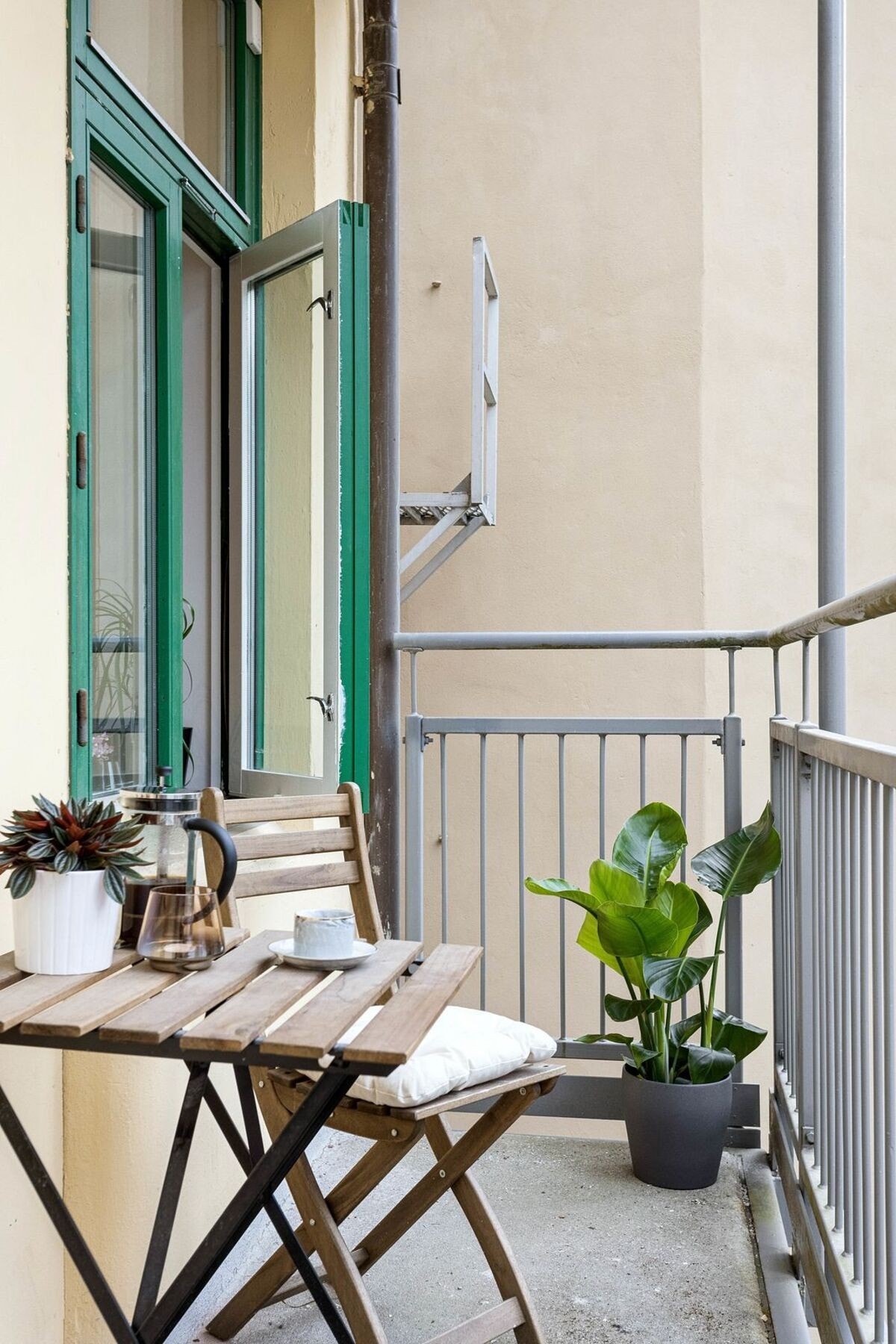 Sameiet disponerer felles balkong i etasjene samt en hyggelig, opparbeidet bakgård med sittebenker og lekestativer. Galleribilde