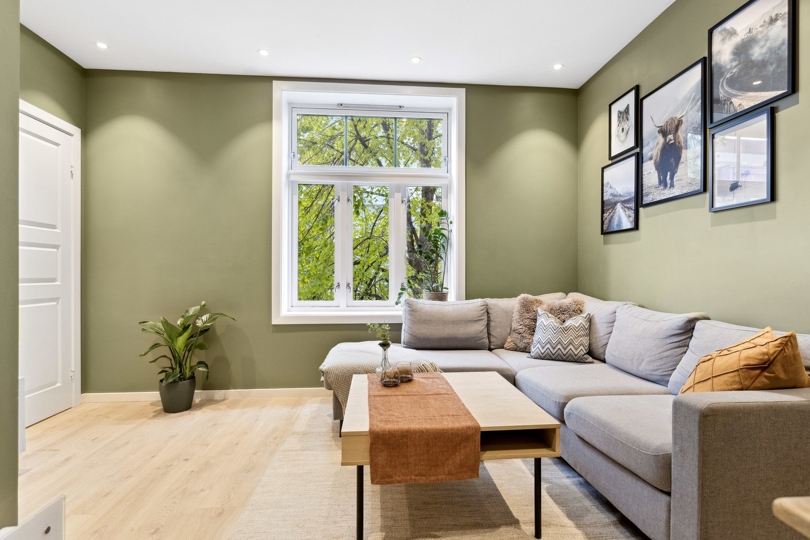 Gjennomgående bruk av downlights i oppholdsrom sørger for god belysning Galleribilde