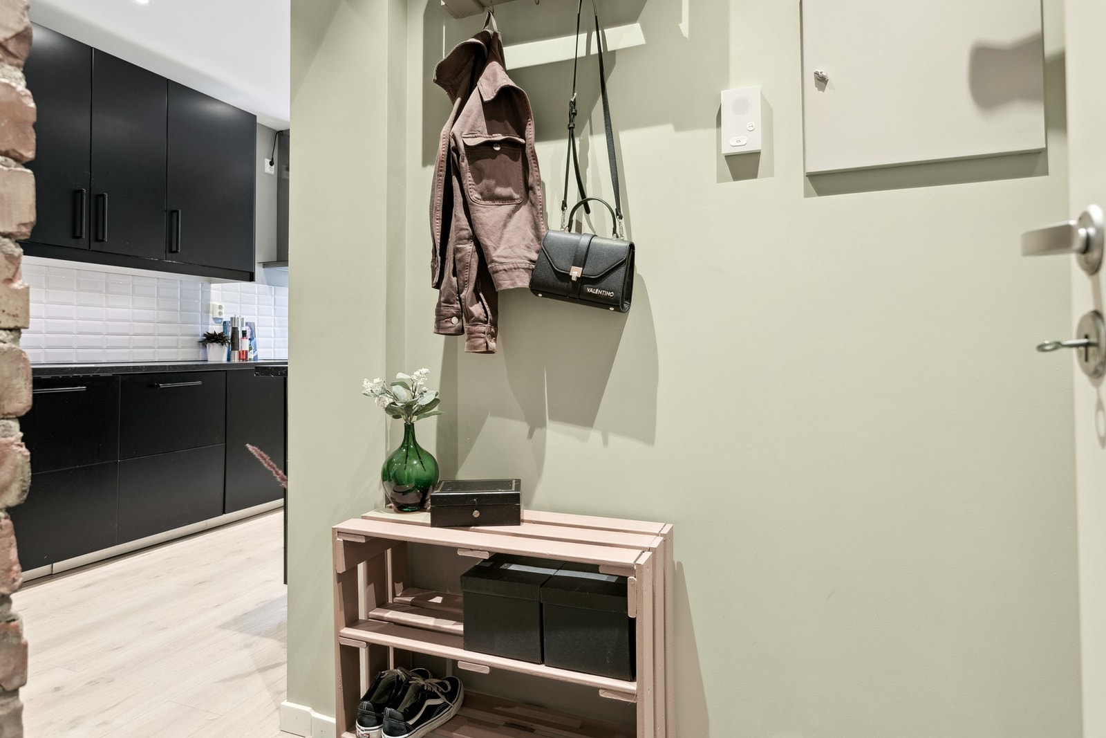 Moderne farger og fine detaljer gjennom hele leiligheten. Galleribilde