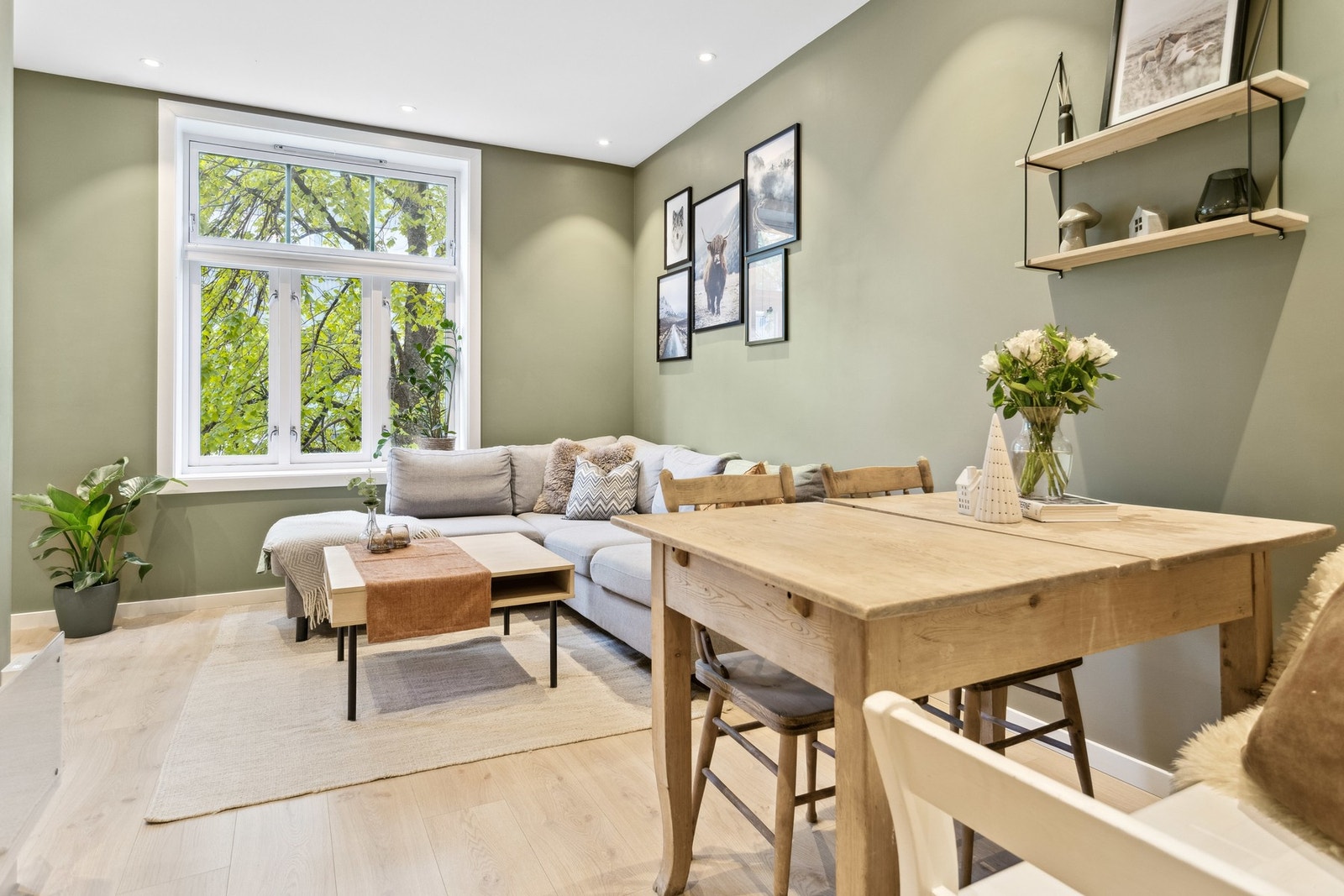 Stuen måler 15 kvm og har naturlige innrednings soner. Galleribilde