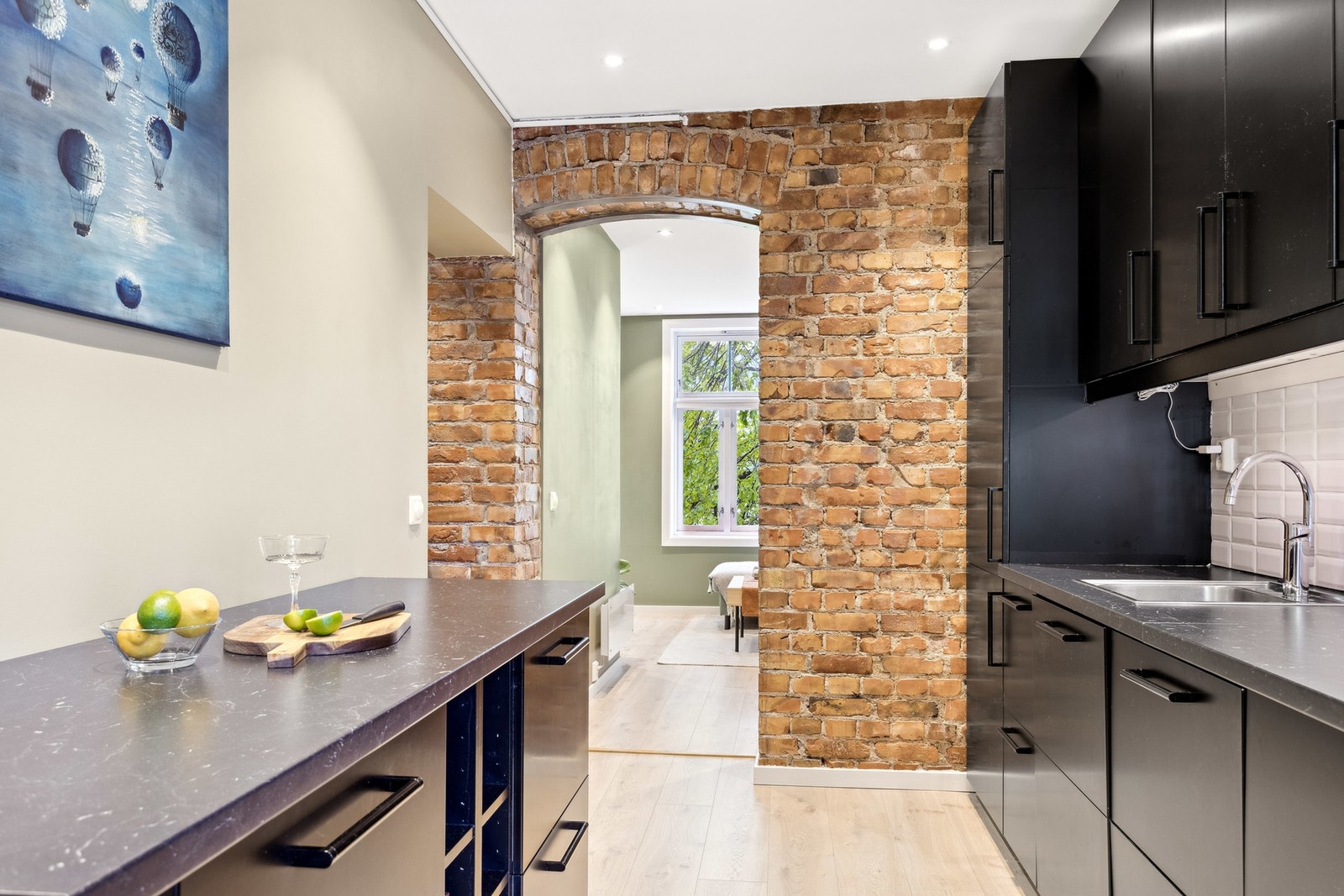 Kjøkken av meget god størrelse fullt utstyrt med integrerte hvitevarer som stekeovn, platetopp, oppvaskmaskin og kjøleskap med fryser. Galleribilde