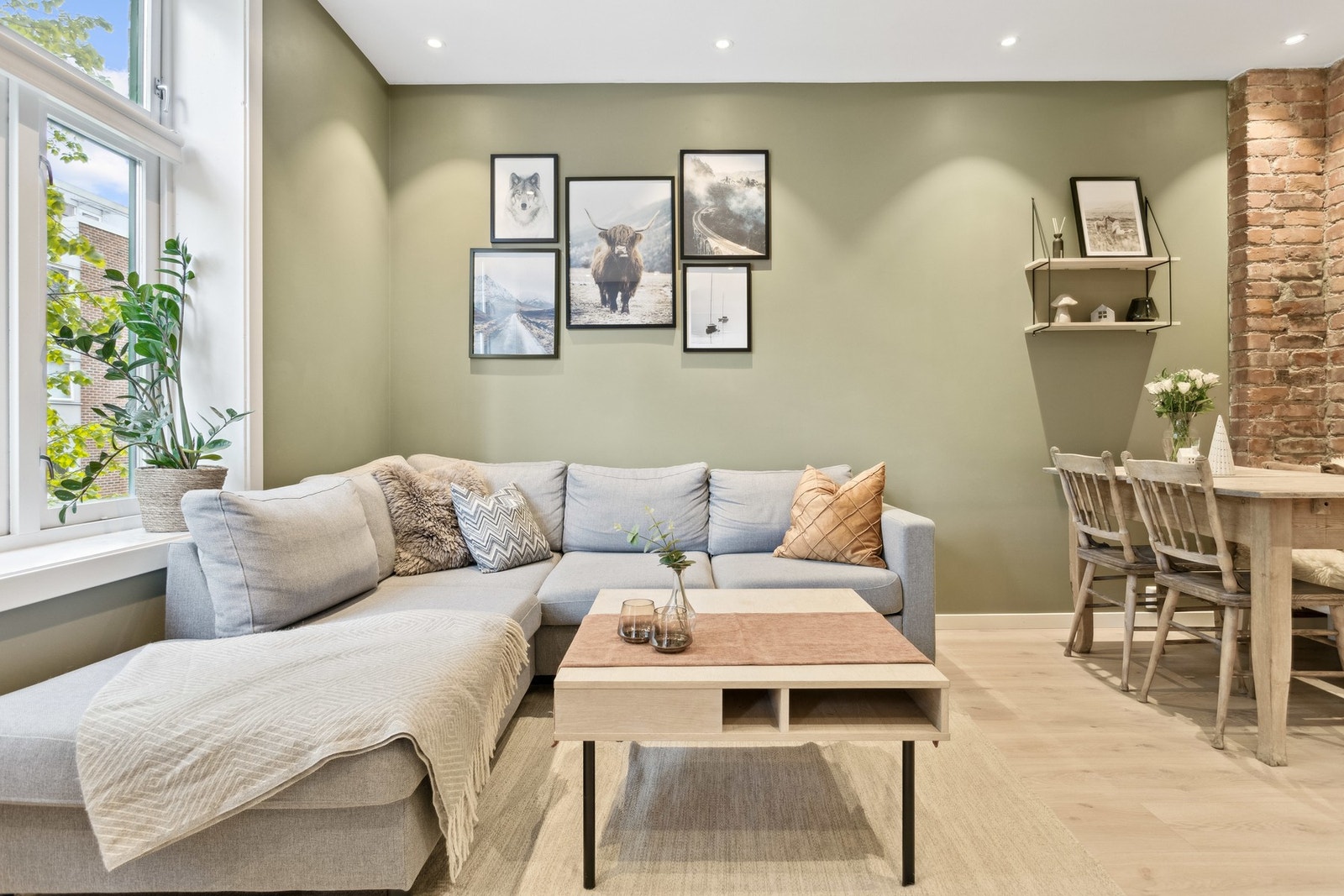 Ved stuen har du rom for både sitte- og spisegruppe. Galleribilde