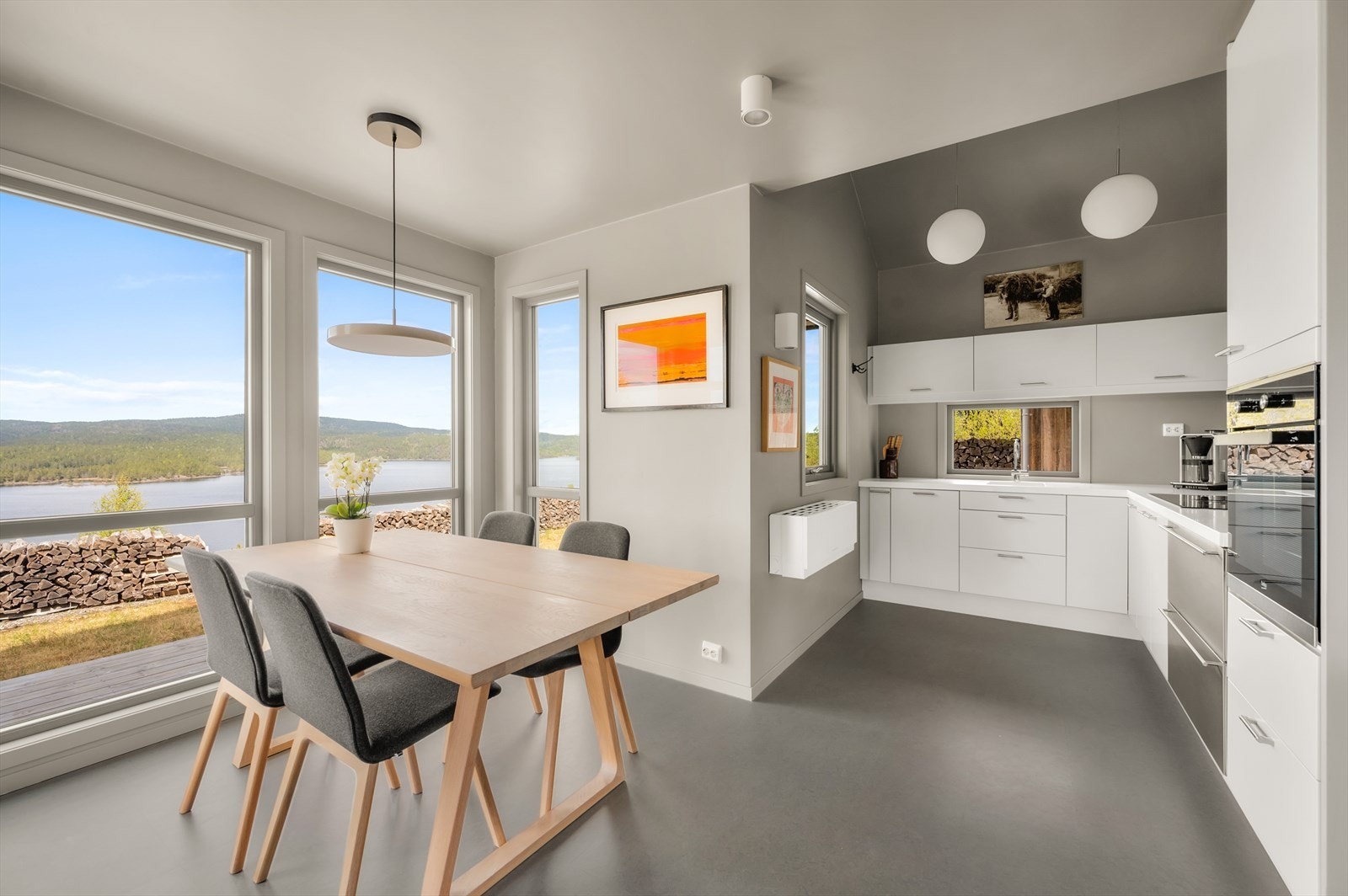 Kjøkken med fantastisk utsikt. Galleribilde