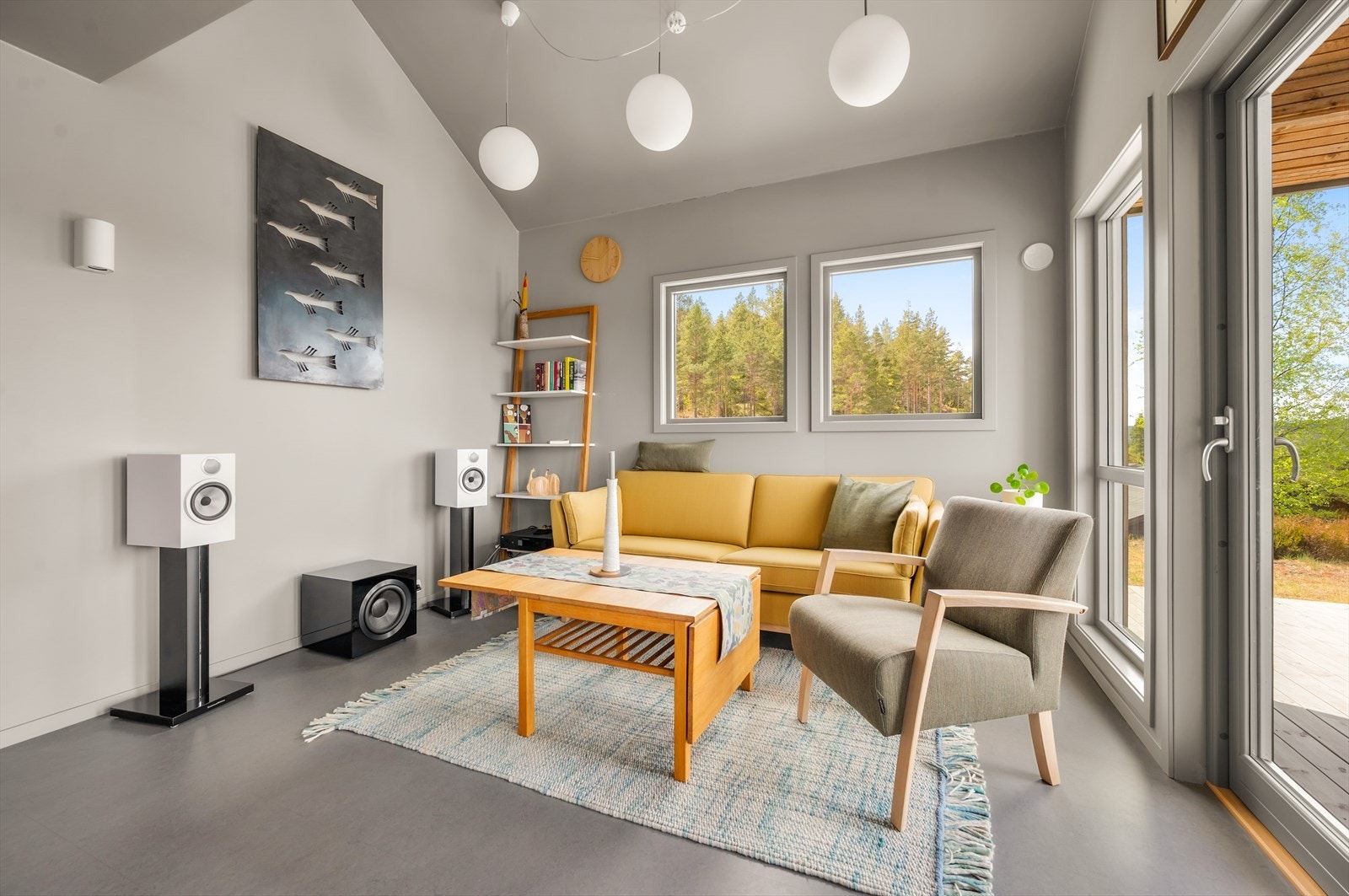 Store vindusflater som gir et fint lys og ikke minst mulighet til å nyte utsikten. Galleribilde