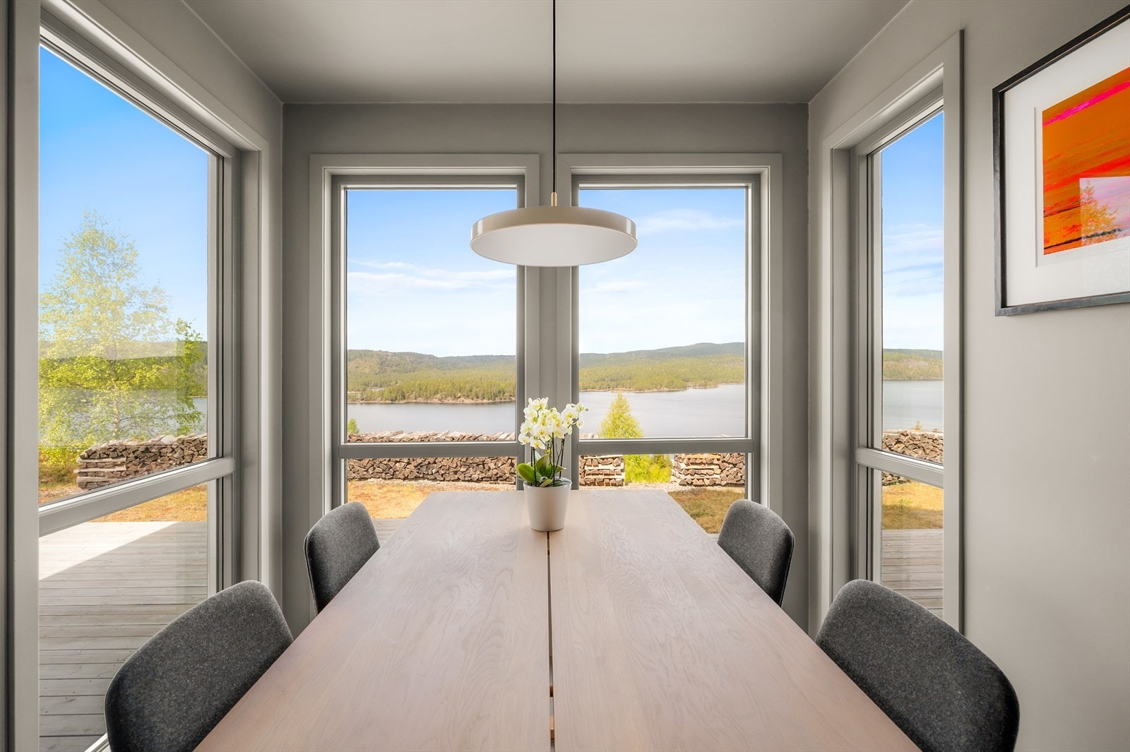 Spisestue med flott utsikt over vannet. Galleribilde