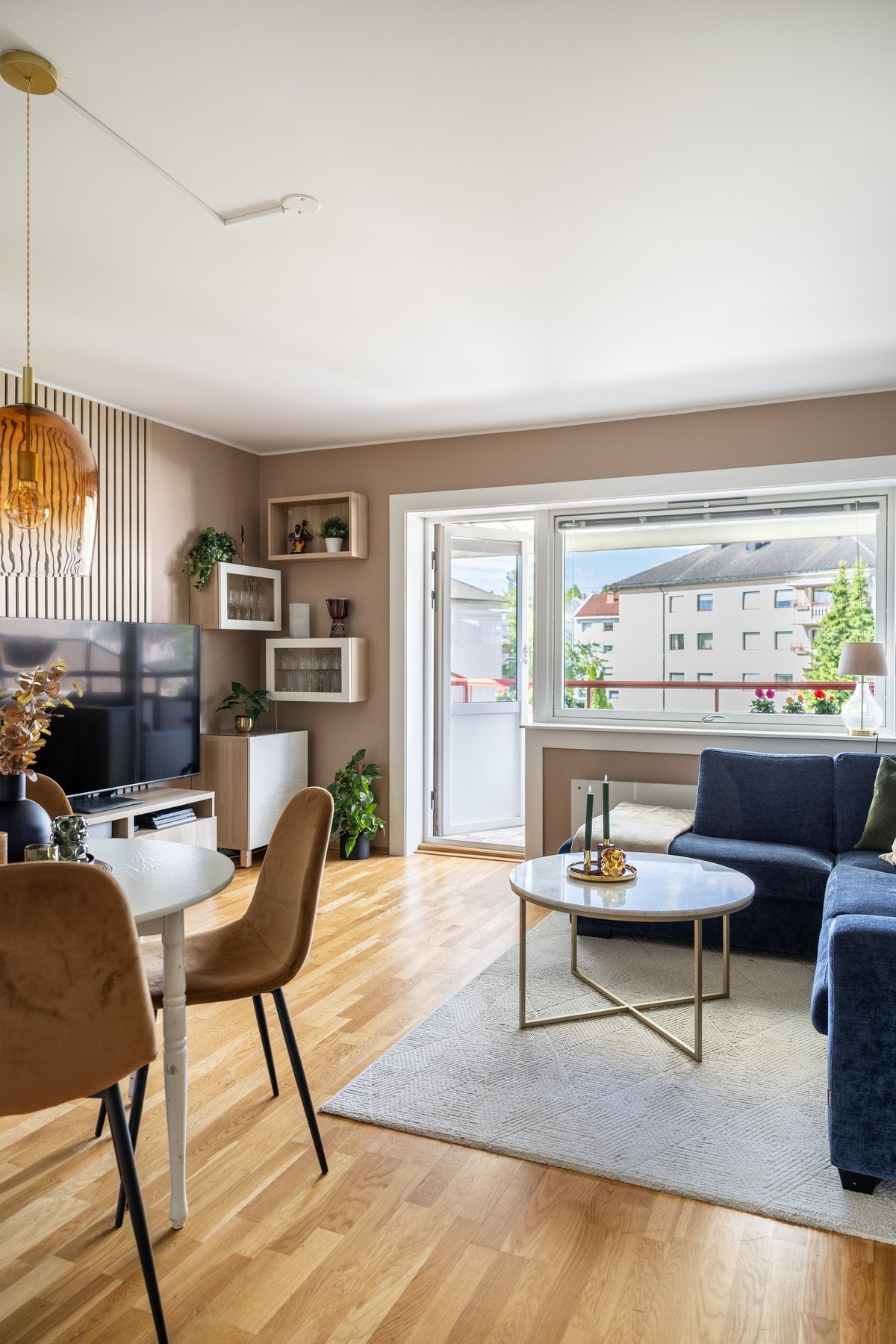 Leiligheten har store vindusflater som slipper inn mye naturlig lys. Galleribilde