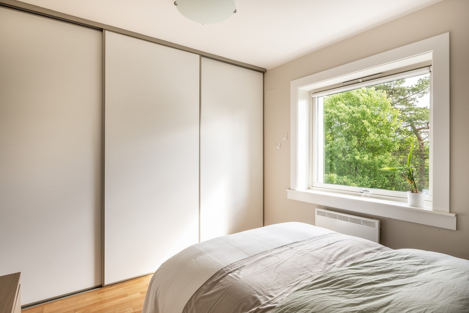 Innebygd garderobe, hvor man har rikelig med oppbevaring. Galleribilde