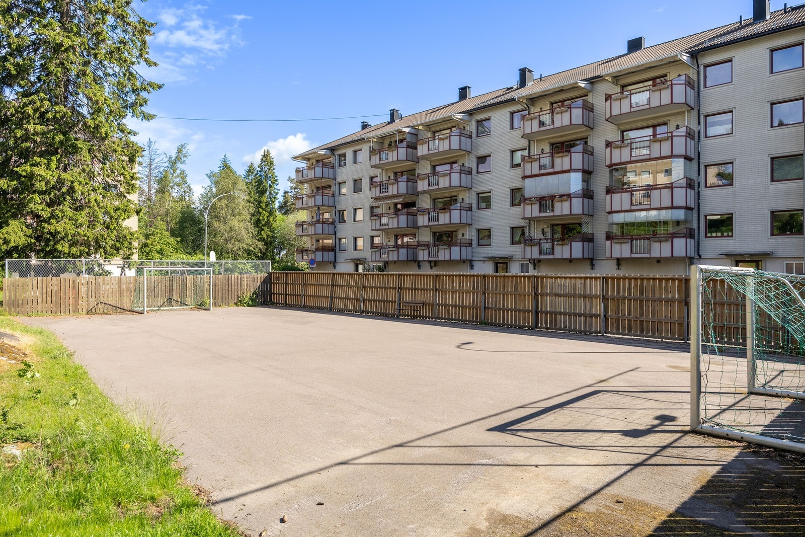 Tilbaketrukket og barnevennlig område men kort vei til barnehager og skoler. Galleribilde