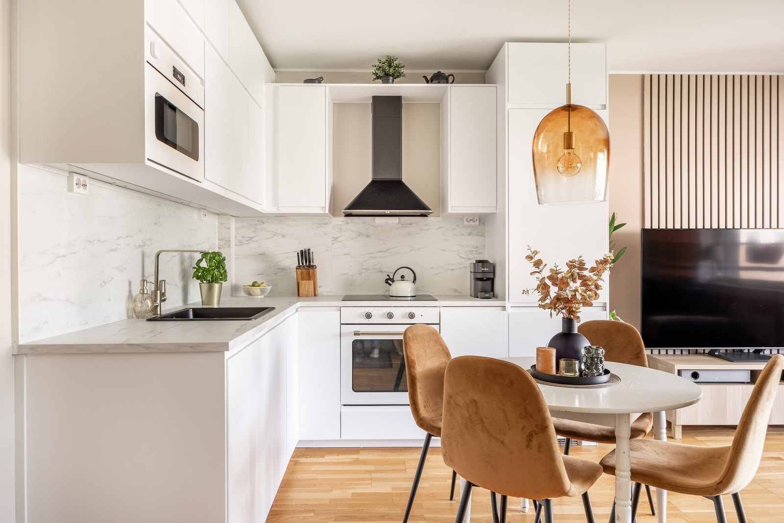 Sosialt kjøkken med praktiske løsning og godt med både skap- og benkeplass. Galleribilde