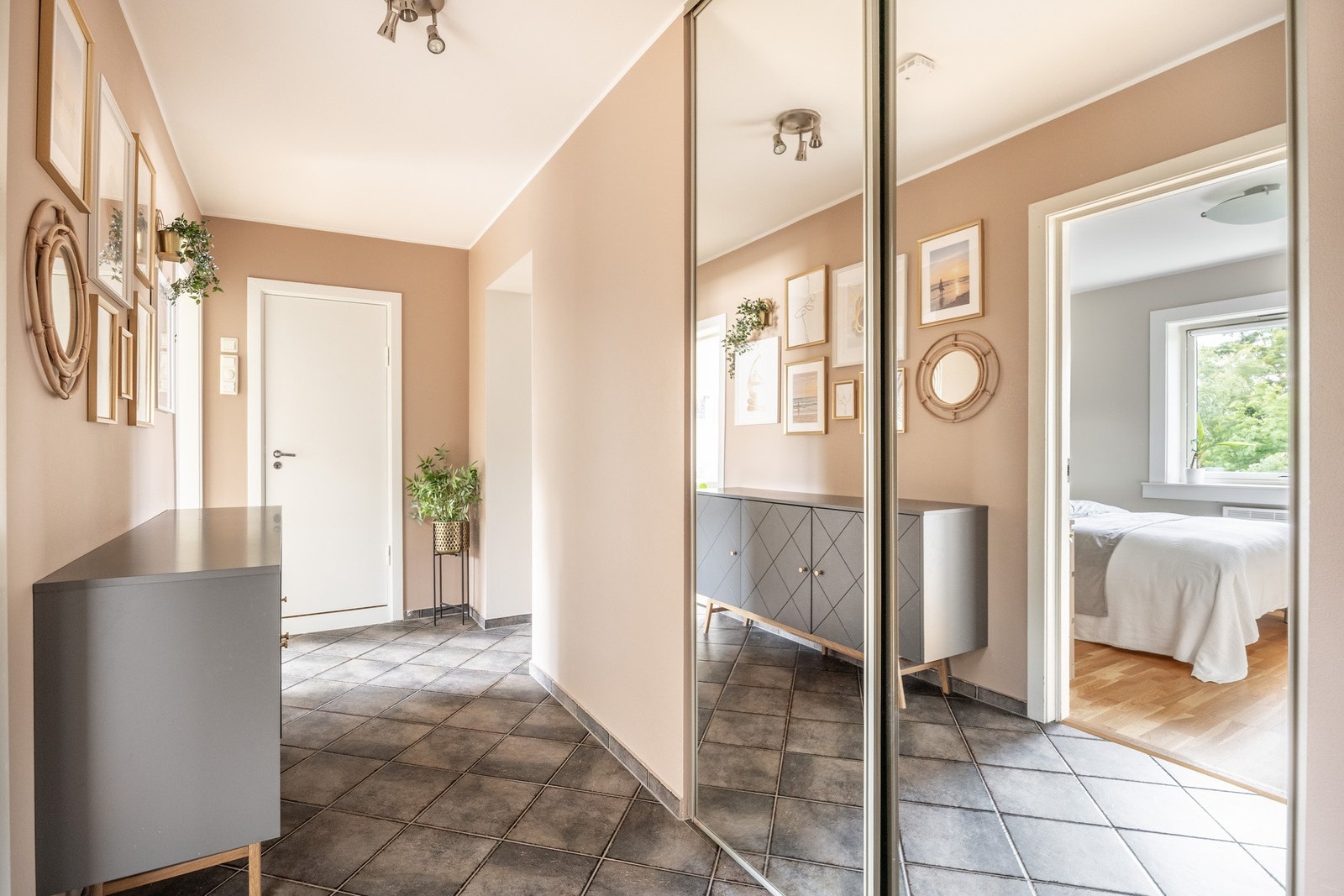 Luftig entré med stor skyvedørsgarderobe. Galleribilde