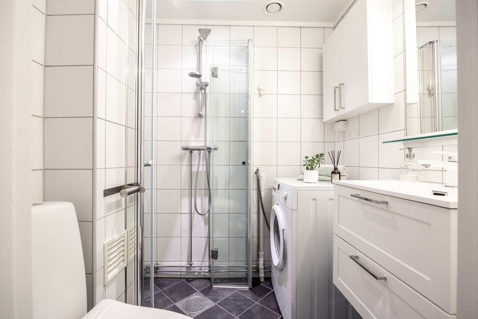 Pent baderom med gulvvarme og opplegg for vaskemaskin. Galleribilde