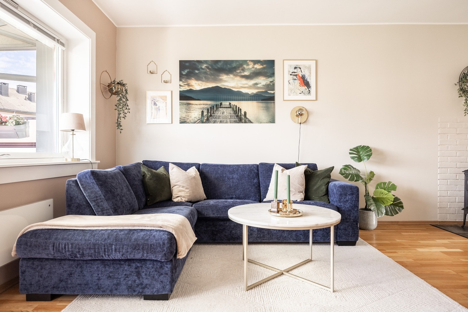 Stuen kan enkelt innredes med både sofa- og spiseseksjon. Galleribilde