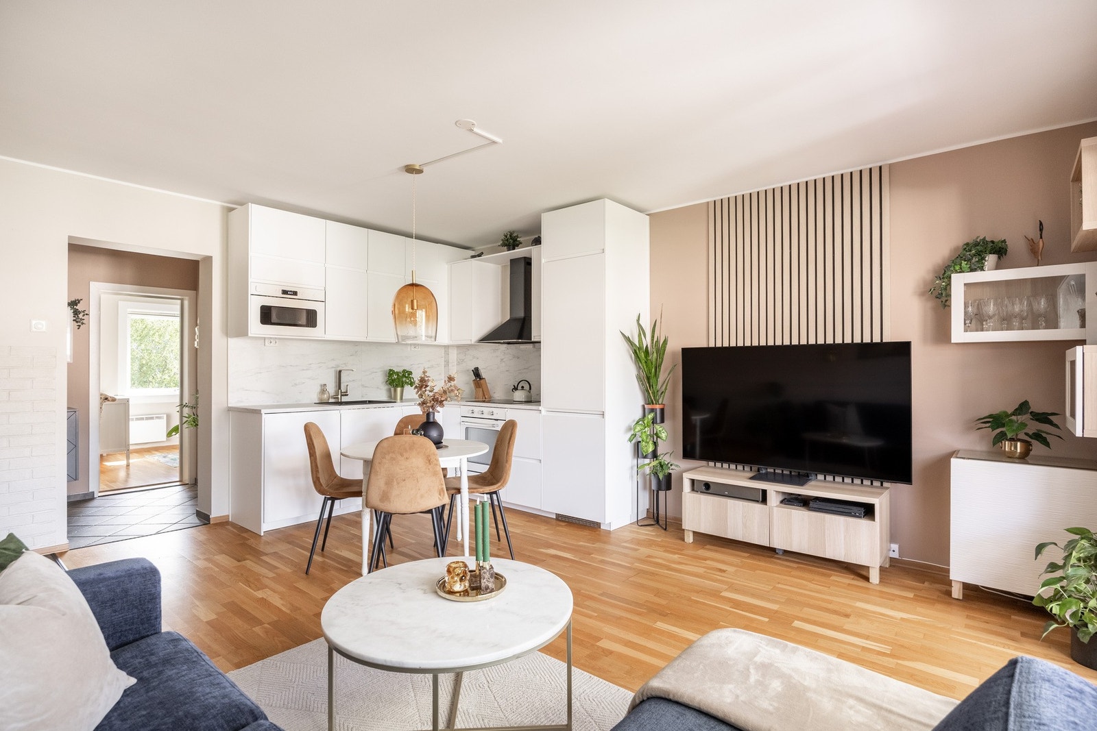 Moderne kjøkkeninnredning fra 2023 med glatte fronter. Galleribilde