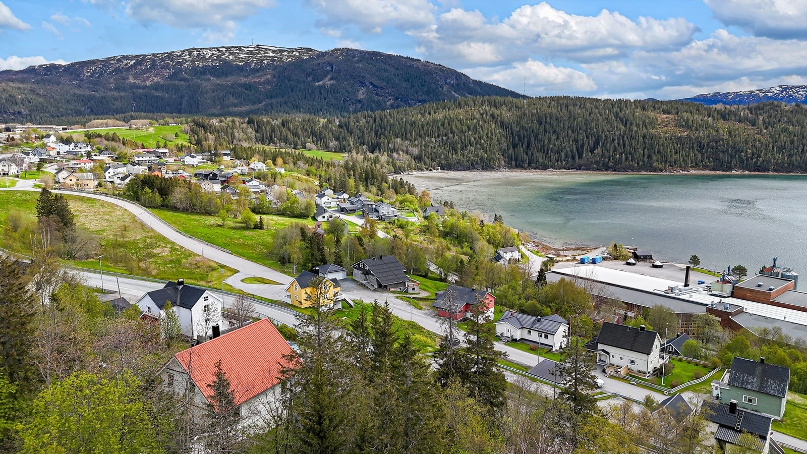 Eiendommen ligger om lag 1 kilometer øst for sentrum av Hemnesberget m/ dagligvarebutikk, barne- og ungdomsskole mv. Galleribilde