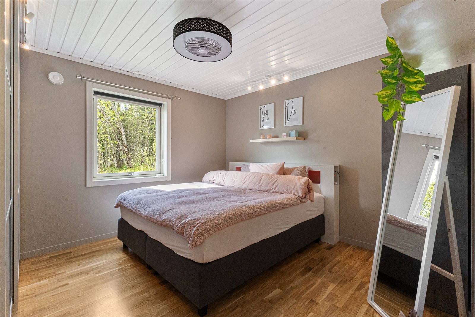 Hovedsoverommet er romslig og har skyvedørsgarderobe. Galleribilde