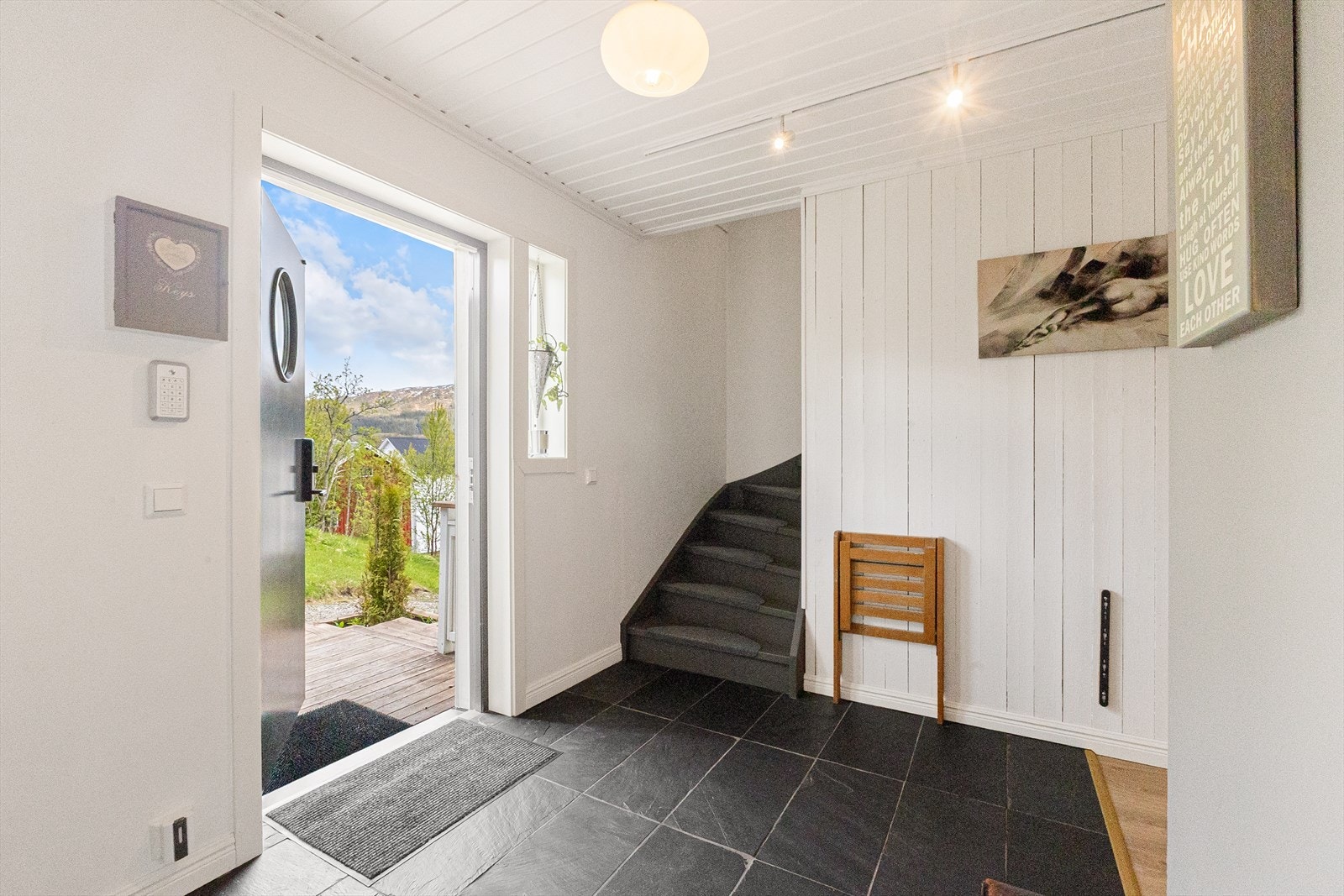 Det er vannbåren varme((jord til vann) i boligen. Her er gang/entre i hovedetasjen. Galleribilde