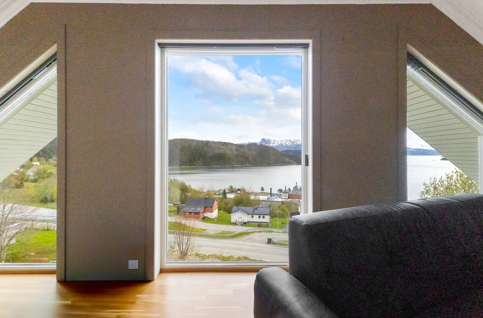 Boligen har mange store vindusflater i begge etasjene, noe som gir mye naturlig lys og man får nyte den spektakulære utsikten fra alle rom i huset. Galleribilde