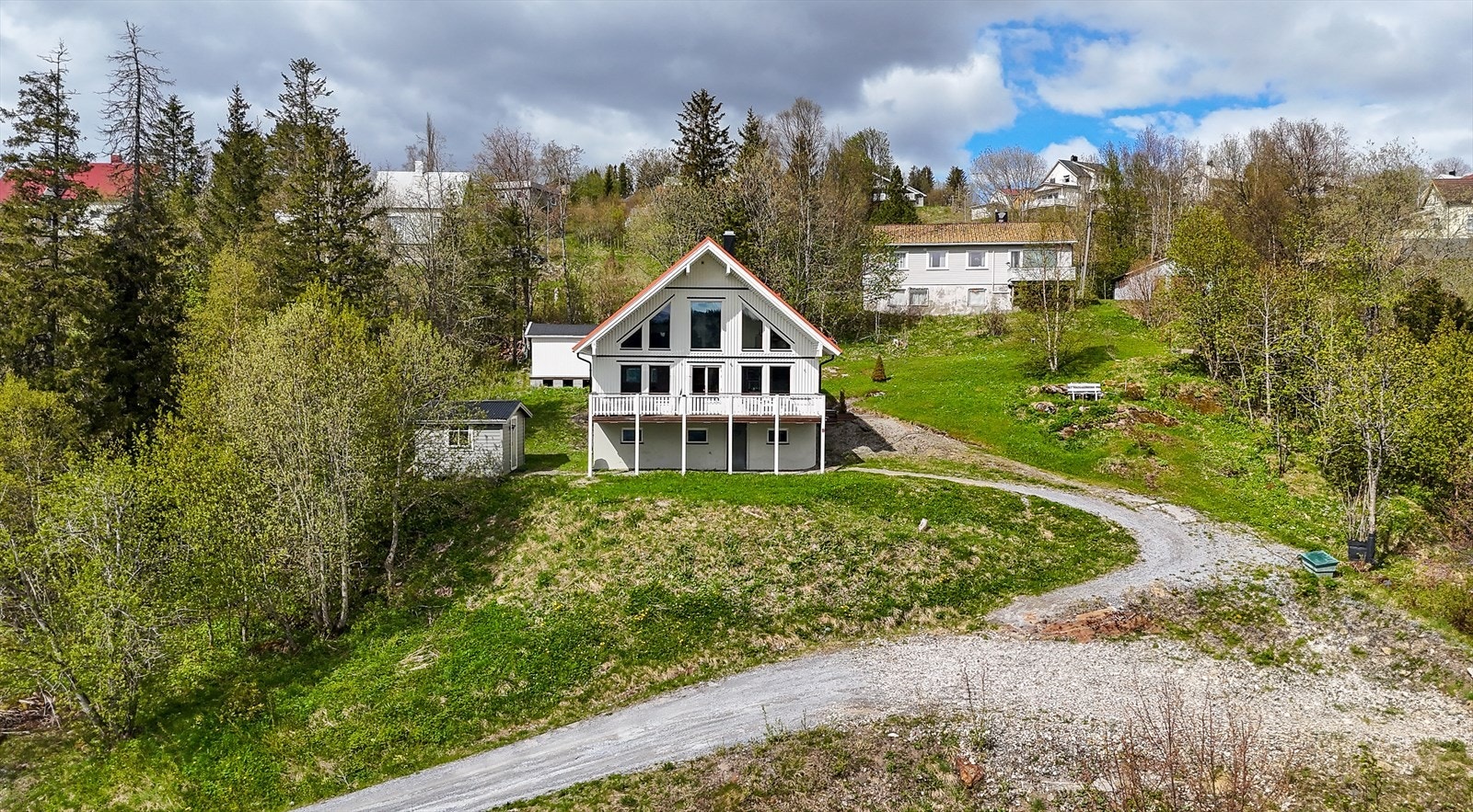 Aktiv Eiendomsmegling v/Tomi Christian Johansen, presenterer her en svært lekker enebolig, bygd 2011 med fabelaktig panoramautsikt, 2 stuer, 2 bad, 3 soverom og anneks! Galleribilde