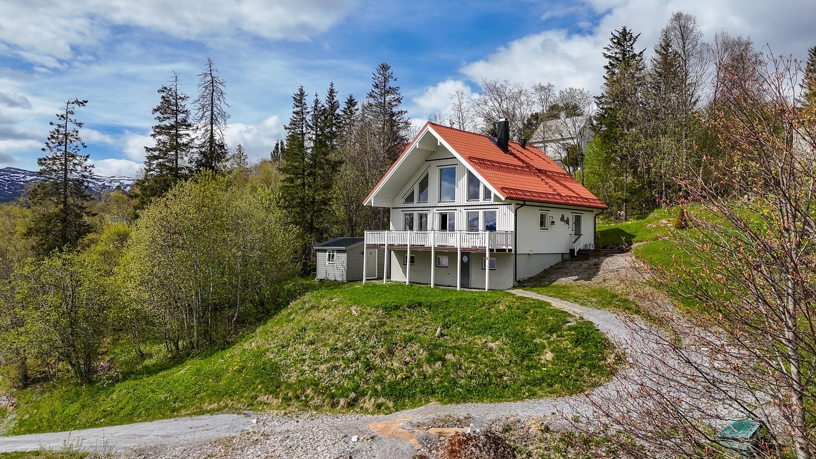 2 inngangspartier, ett til/fra sokkeletasje og ett til/fra hovedetasje. I hagen er det et hyggelig og sjarmerende anneks. Boligen har mange store vindusflater i begge etasjene, slik at man kan nyte den spektakulære utsikten på en optimal måte. Galleribilde