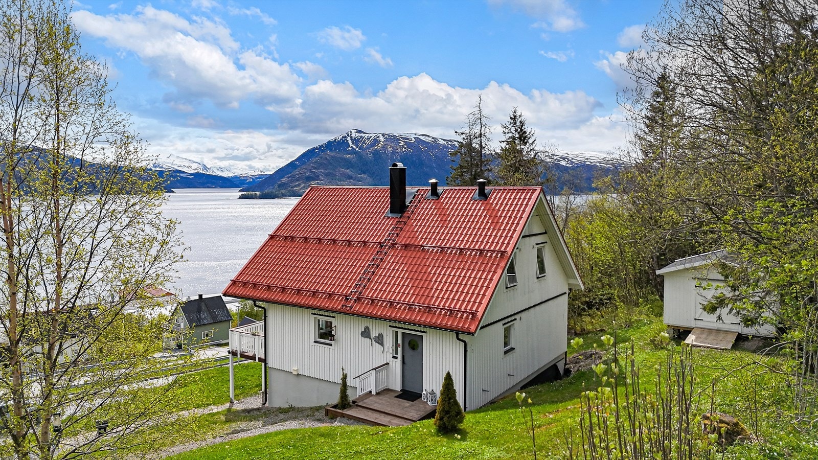 Fantastisk panoramautsikt! Det er i tillegg utebod/uthus på øversiden av eiendommen. Galleribilde