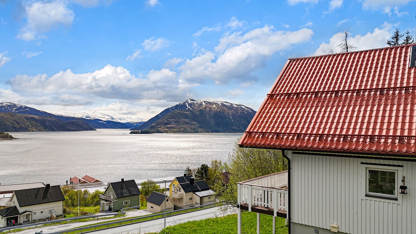 På vakre Hemnesberget, så finner man denne boligen med en utrolig fin utsikt! Galleribilde