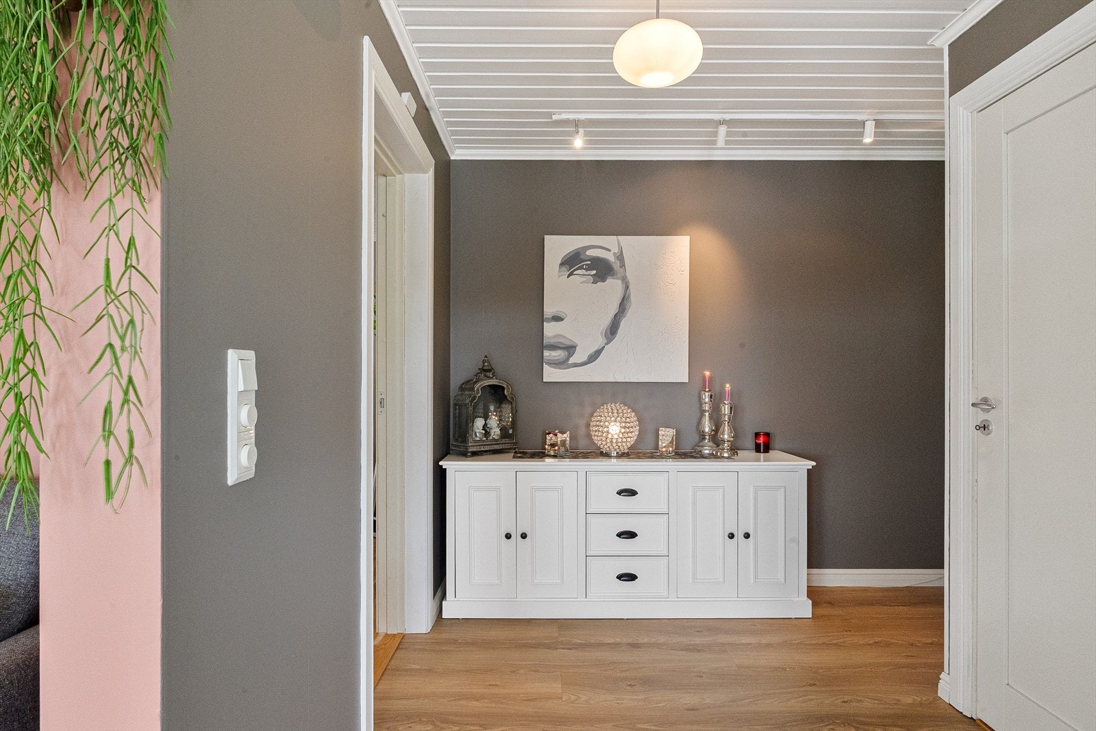Fra hall/gang, der man ser inngang til hovedsoverommet på venstre hånd, og dør til kjeller på høyre hånd. Lysskinner i himling. Galleribilde
