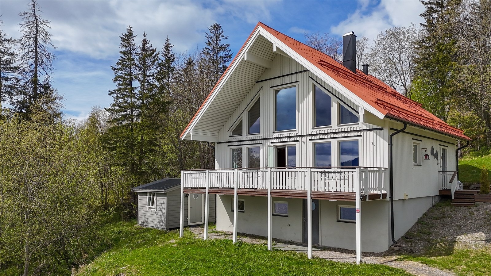 Altan på ca. 19.9 m2 med utgang fra hovedetasje. Galleribilde