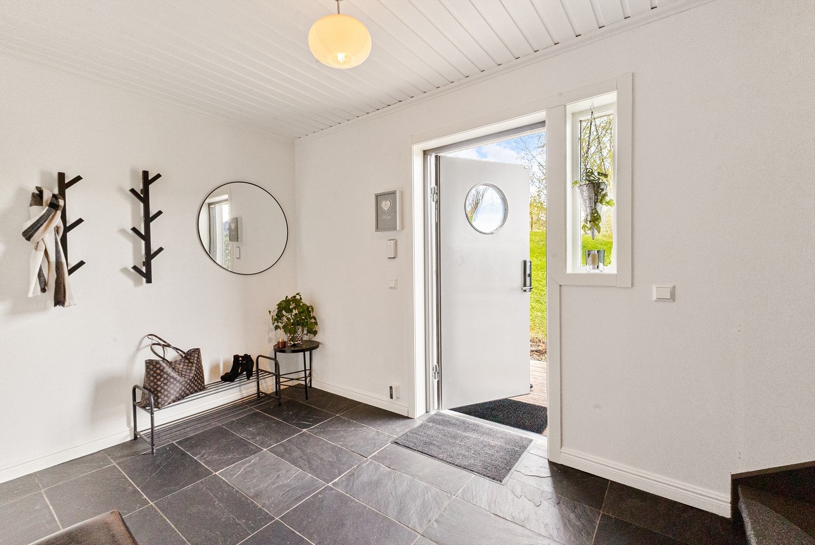 Gang/entre med fliser av rustikk stil, og med gulvvarme. Galleribilde