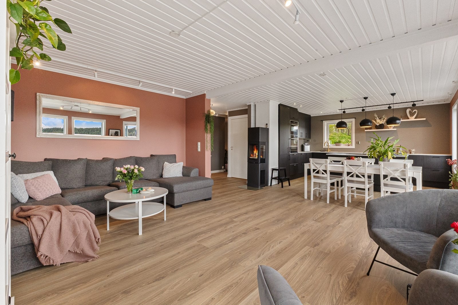 Åpen stue/kjøkken løsning, samt hvitevarer av høy kvalitet på kjøkkenet, som er av merket Nettoline. Galleribilde