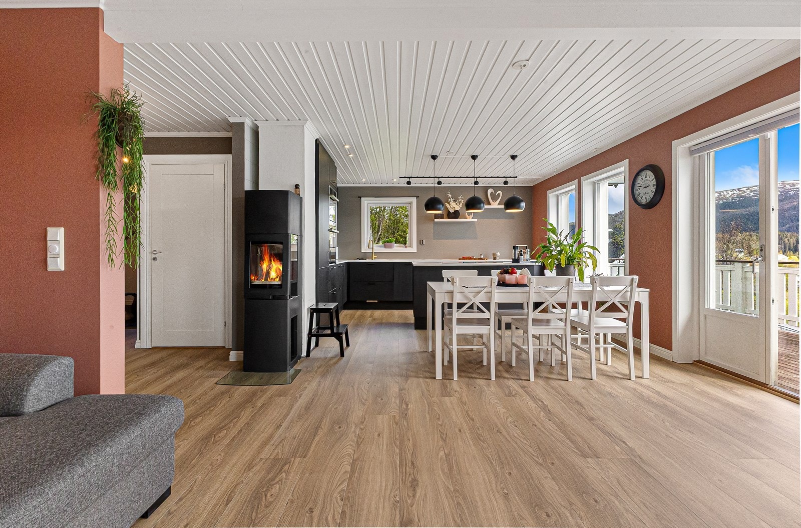 Det er lagt stor vekt på stilrene farger i gulv, vegger og tak gjennom boligen. Galleribilde