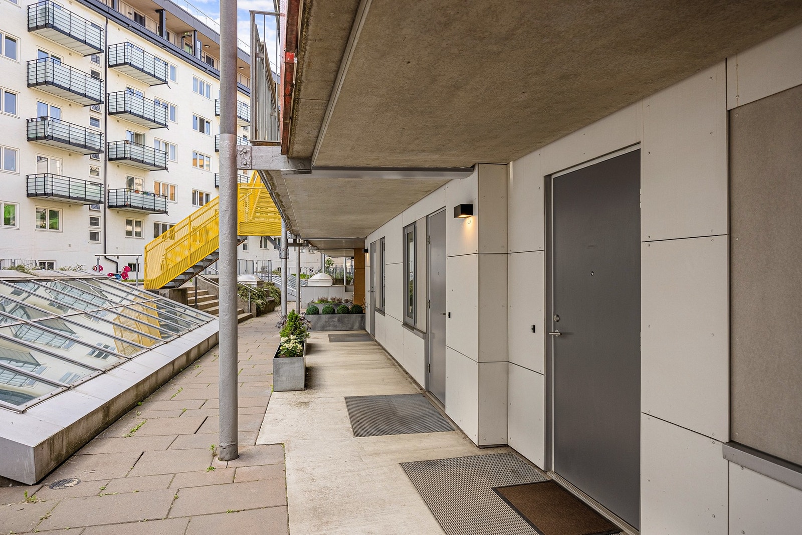 Adkomst fra bilfritt tun i byggets 4. et. Heis/trapp opp fra 1. et. Galleribilde