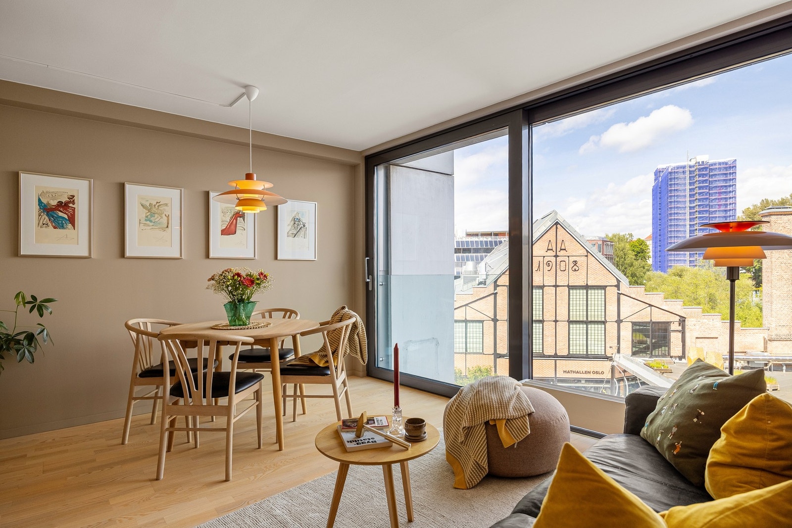 Svært gode lysforhold fra takhøye vindusflater. Galleribilde