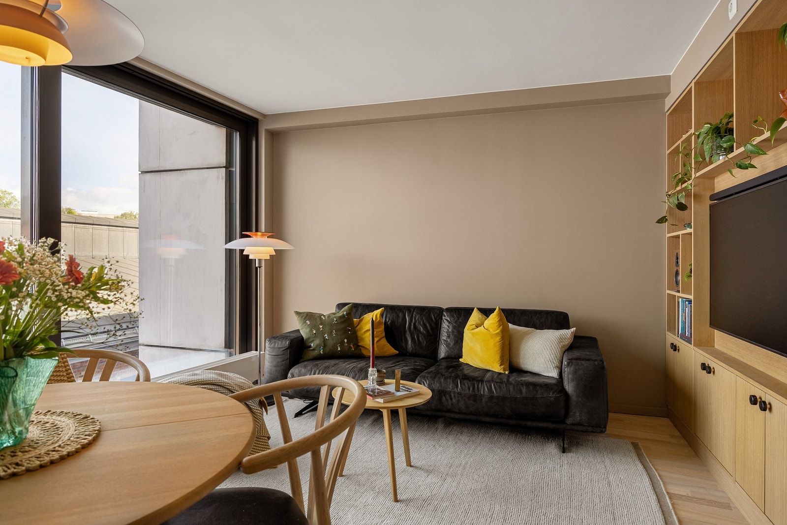 Romslig stue med plass til både sofa og spisebord. Galleribilde