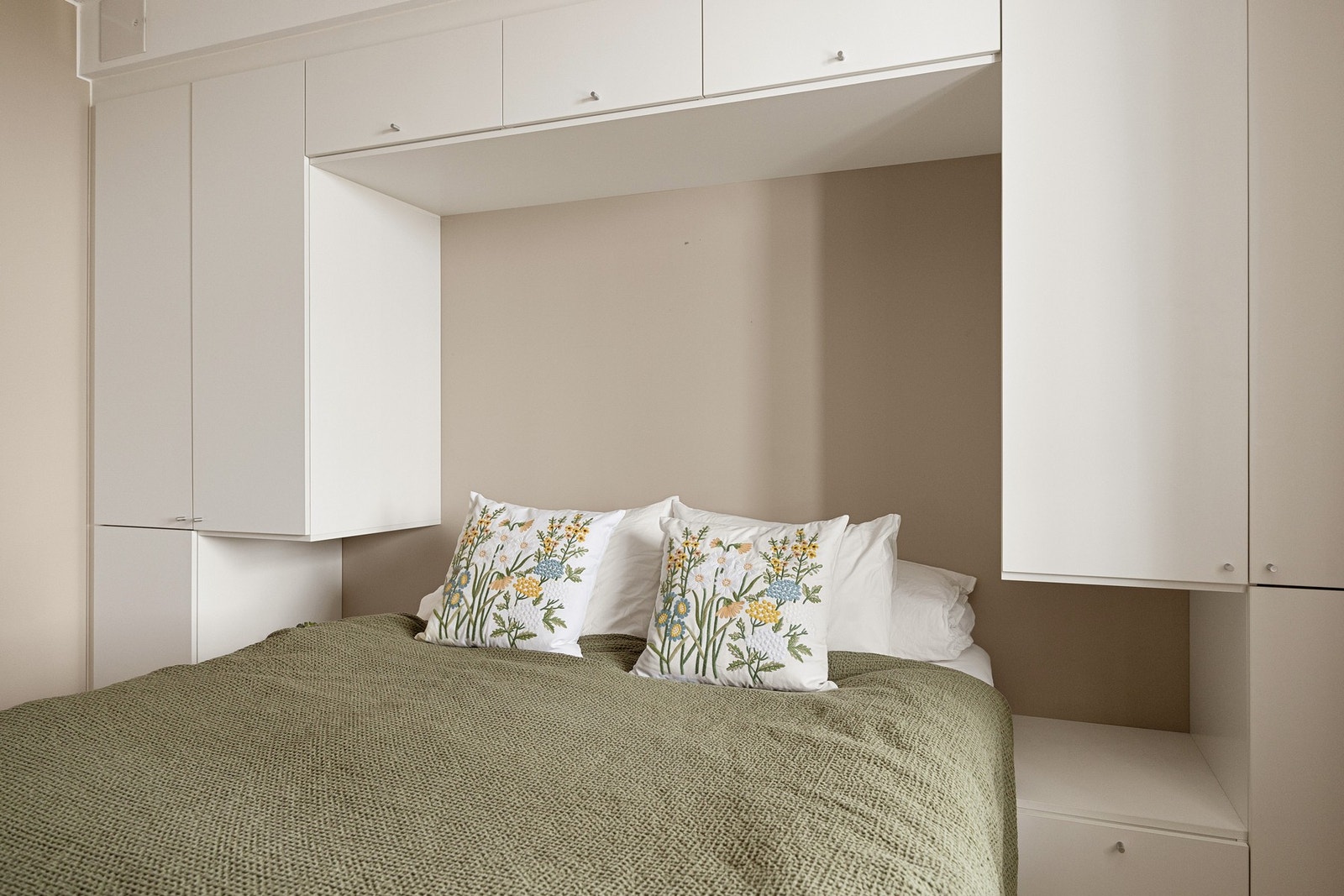 Soverom med rikelig skapplass. Galleribilde