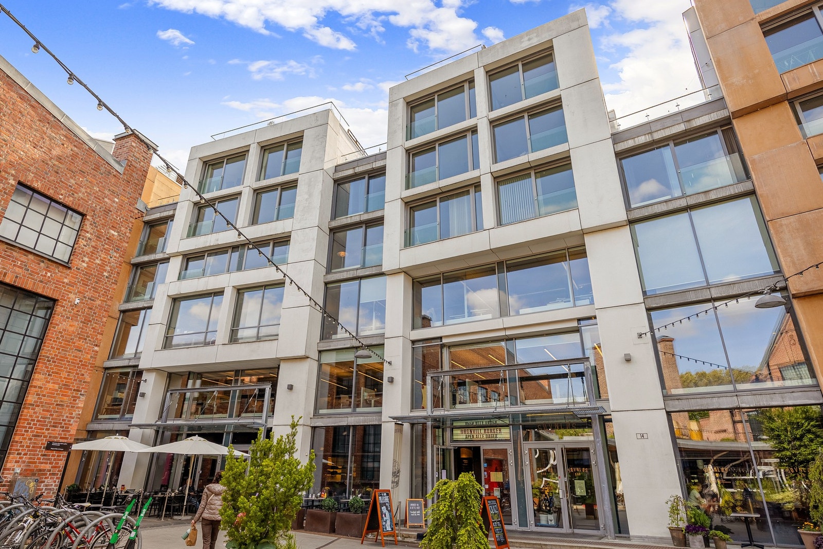 Inngang i byggets 1. et. fra torget på Vulkan. Heis. Galleribilde