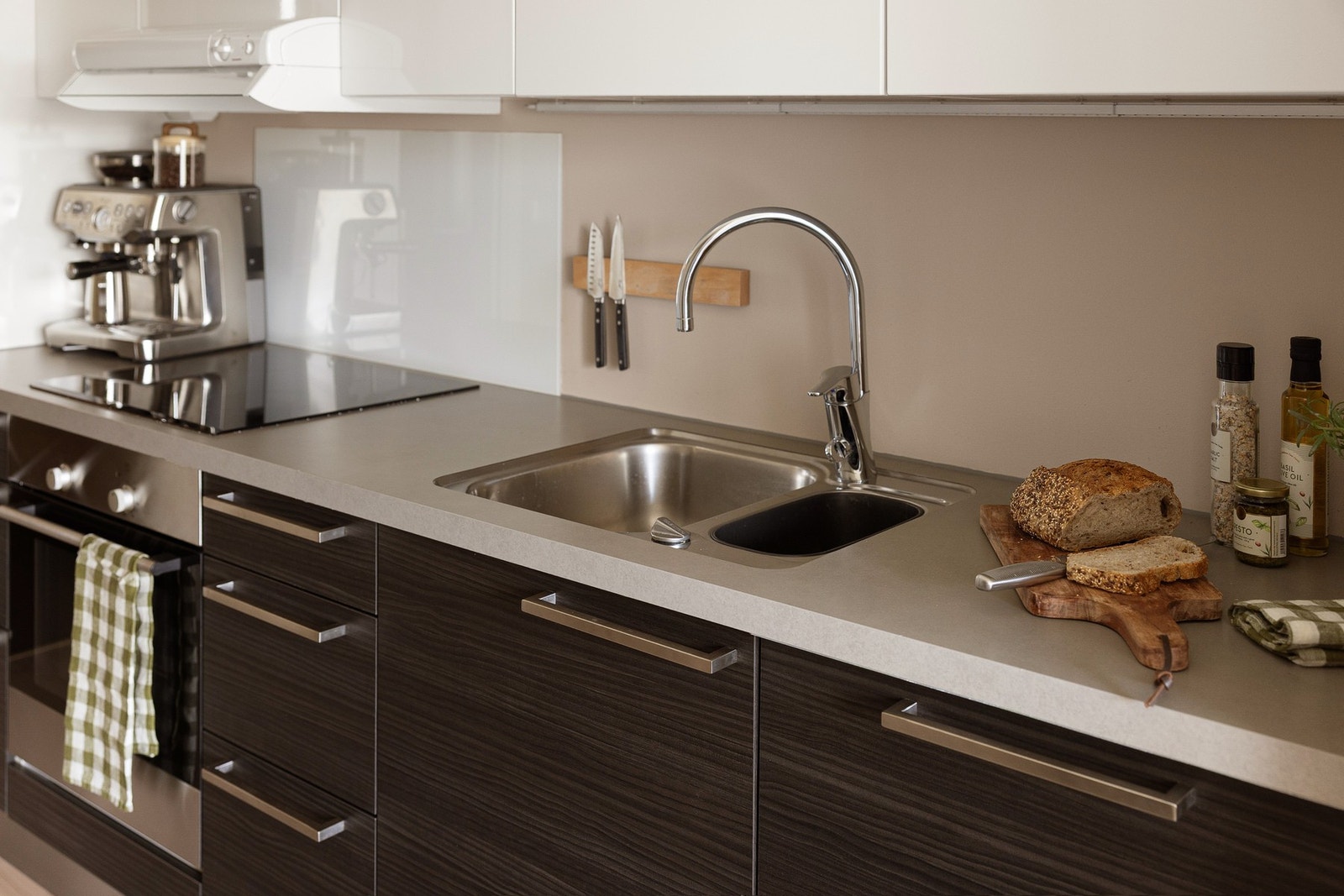 Moderne HTH-innredning. Benkeplate i laminat med underlimt oppvaskkum. Belysning under overskap. Galleribilde