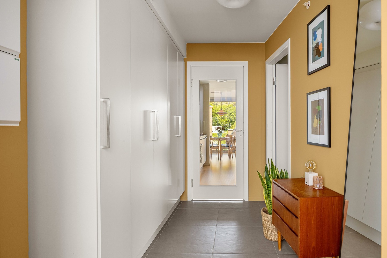 Entré med rikelig skapplass. Galleribilde