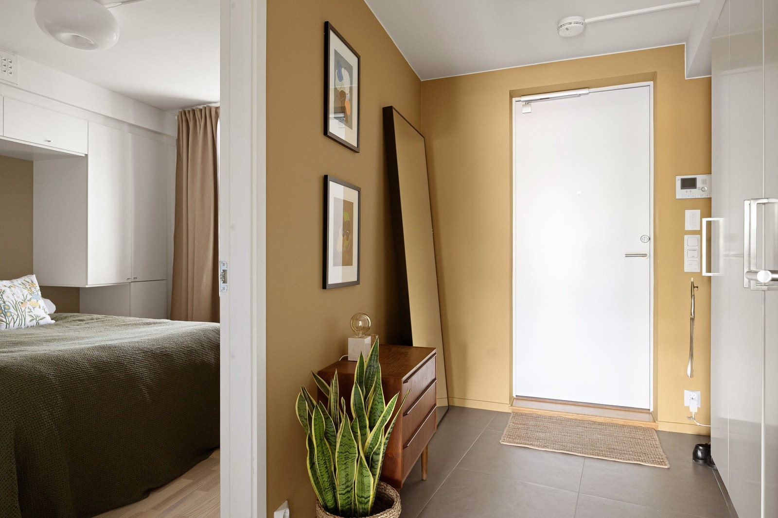 Flislagt entré. Galleribilde