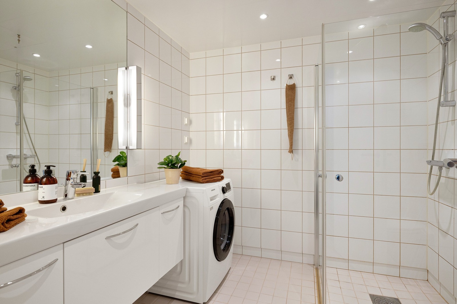 Bad/WC. Flislagt gulv med varmekabler, flislagte vegger og downlights i himling. Galleribilde