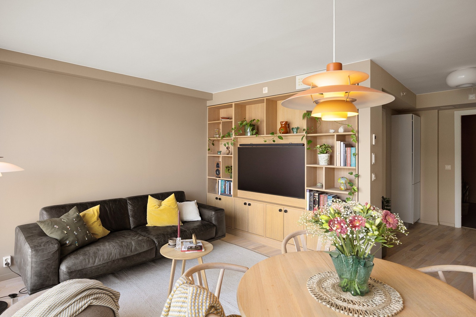 Leiligheten er malt i lyse tidsriktige farger. Galleribilde